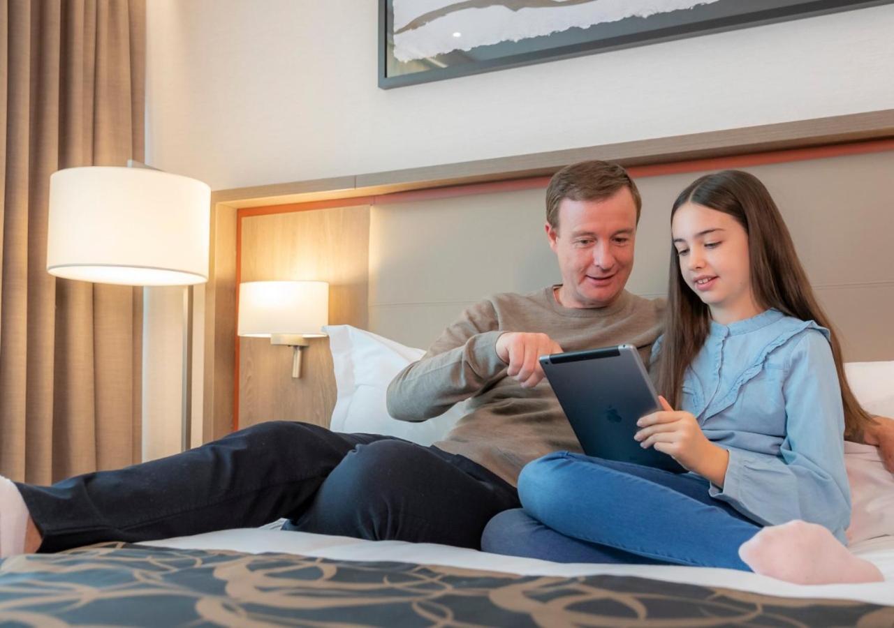 فندق كلايتون دبلن إيربورت Coolock المظهر الخارجي الصورة A father and daughter playing with a tablet