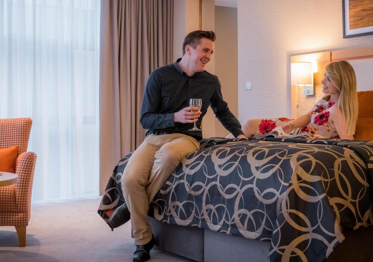فندق كلايتون دبلن إيربورت Coolock المظهر الخارجي الصورة A couple in a hotel room