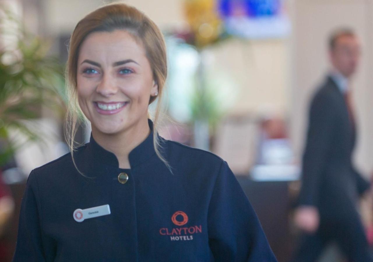 فندق كلايتون دبلن إيربورت Coolock المظهر الخارجي الصورة Receptionist at Clayton Hotels