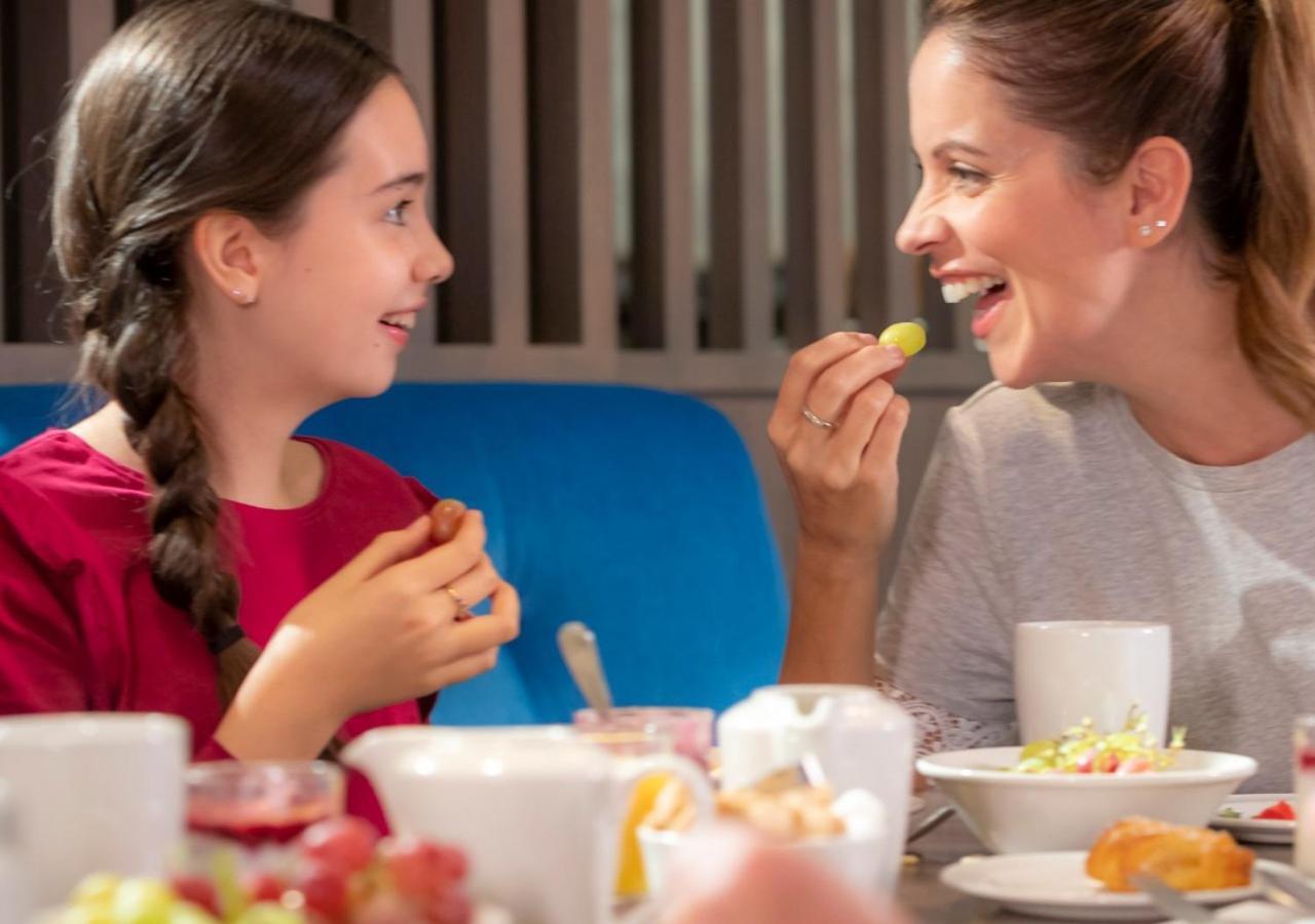 فندق كلايتون دبلن إيربورت Coolock المظهر الخارجي الصورة "I'm eating a melon with you."