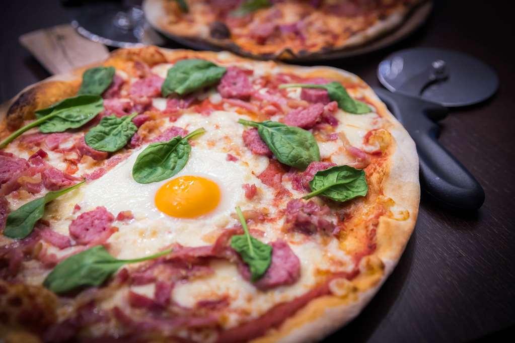 فندق كلايتون دبلن إيربورت Coolock الغرفة الصورة The pizza is a popular food in the Netherlands.