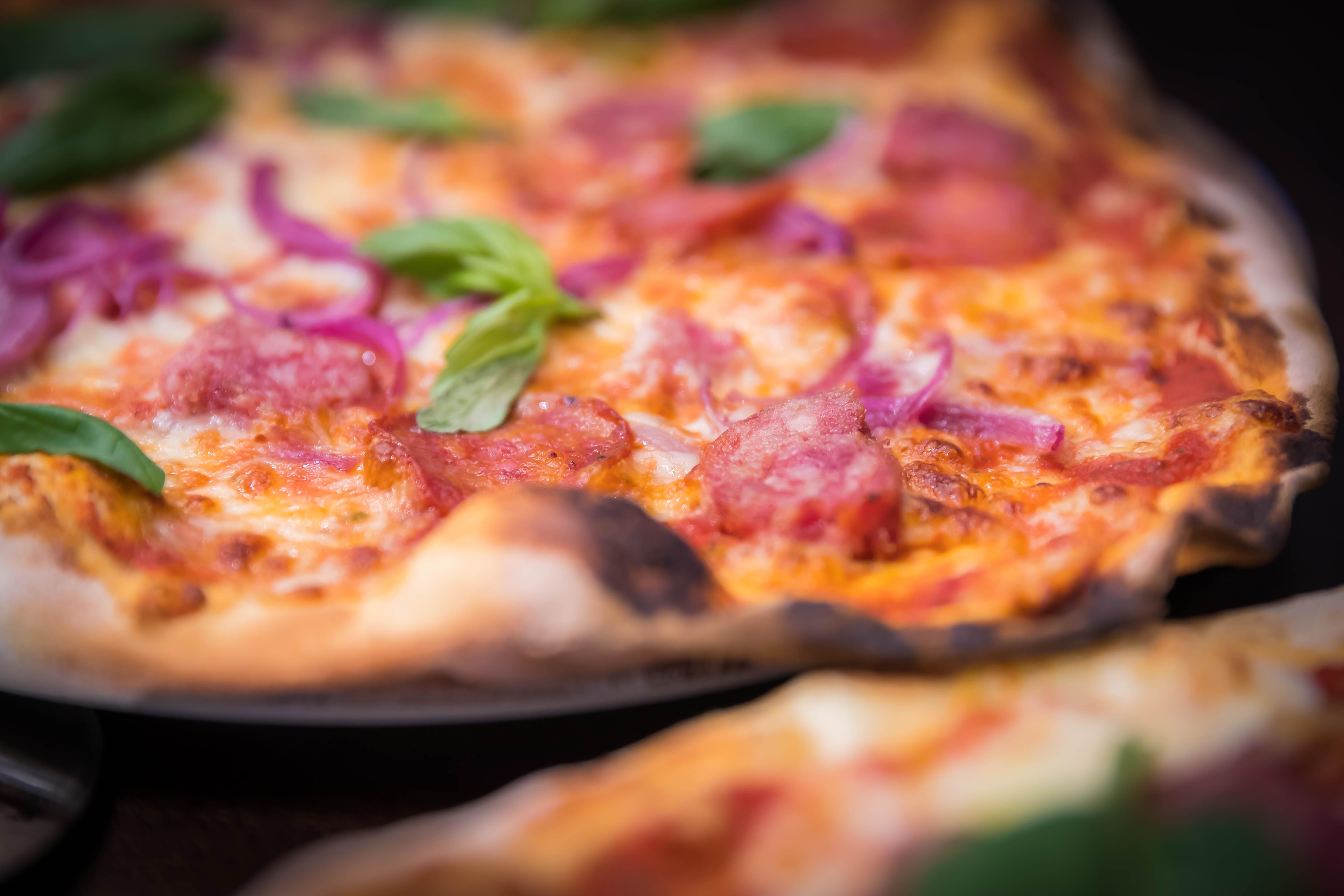 فندق كلايتون دبلن إيربورت Coolock المظهر الخارجي الصورة A pizza with bacon, onion, and red onion