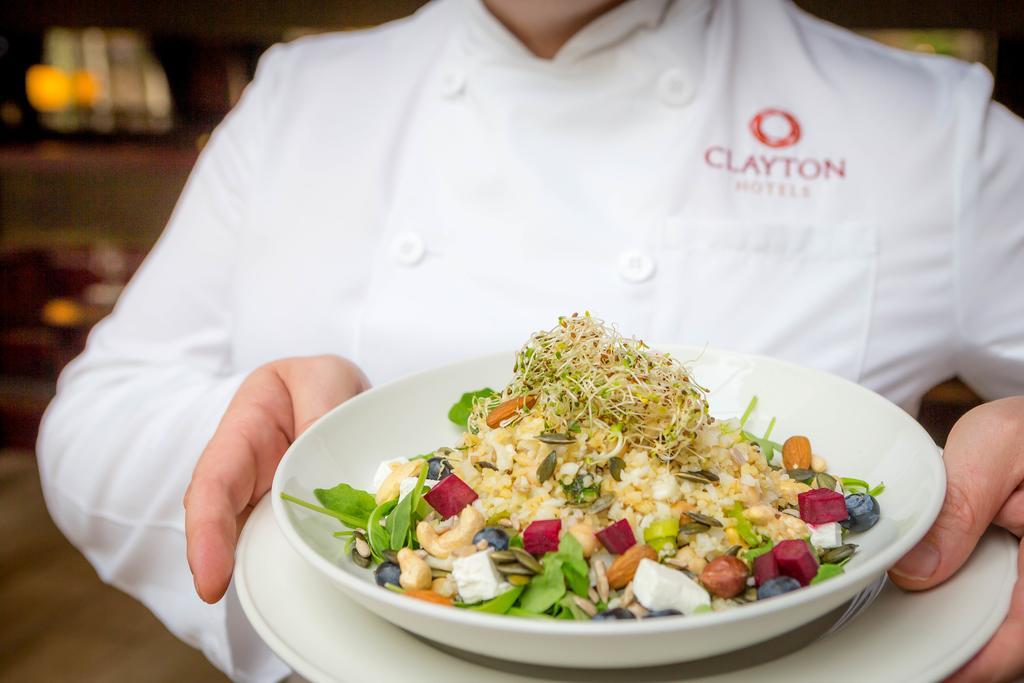 فندق كلايتون دبلن إيربورت Coolock المظهر الخارجي الصورة Chef holding a plate of food