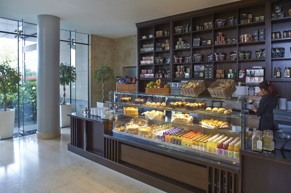 فندق كلايتون دبلن إيربورت Coolock المظهر الخارجي الصورة A pastry shop in Dublin