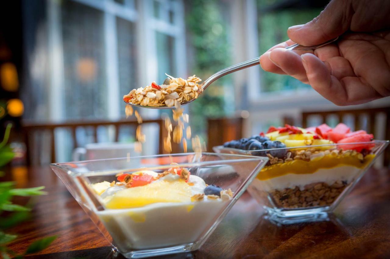 فندق كلايتون دبلن إيربورت Coolock المظهر الخارجي الصورة Granola cereal with yogurt and fresh fruit