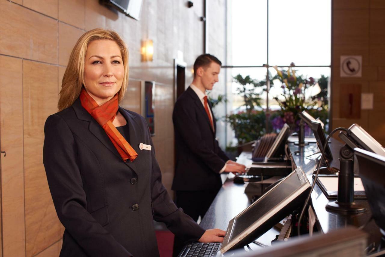 فندق كلايتون دبلن إيربورت Coolock المظهر الخارجي الصورة Receptionist at a hotel